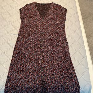 Super cute, button flowery print dress!